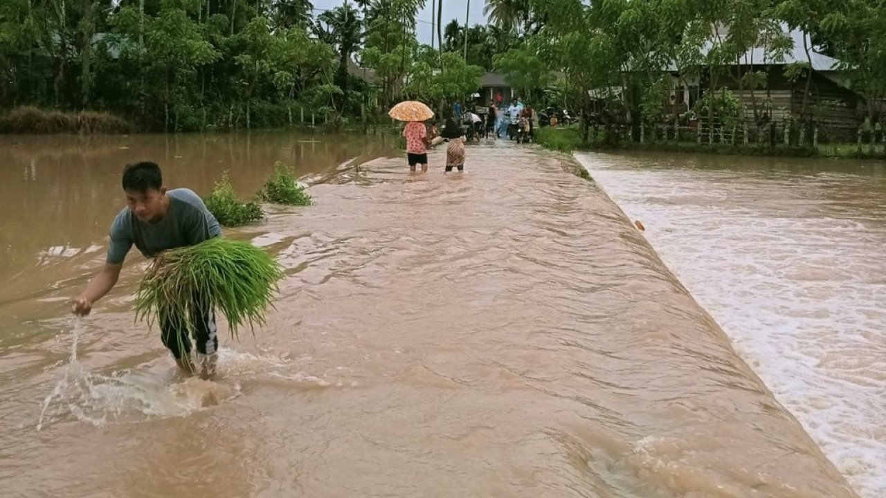 banjir di Padang Limau Manih, Nagari Aur Duri Surantih, Kecamatan Sutera, Pesisir Selatan, Sumatera Barat, Jumat 17 Desember 2021