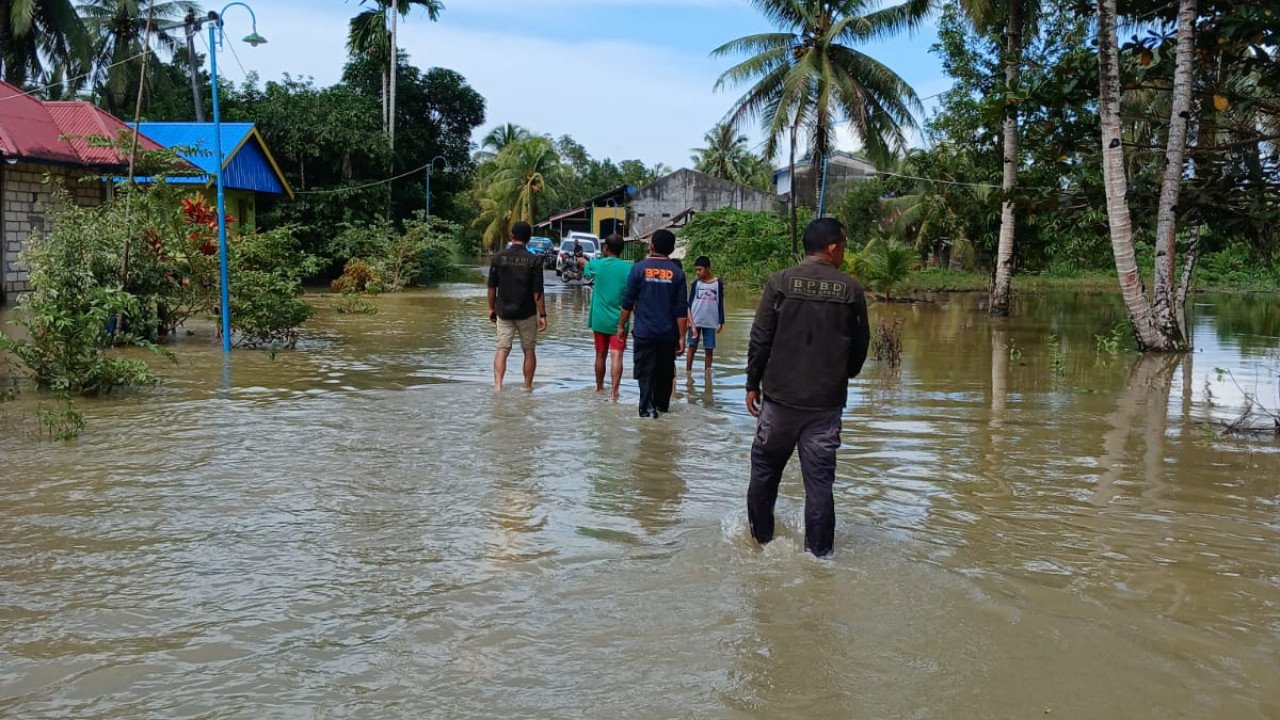 Jalan dan rumah warga tergenang banjir Bonegunu Kab. Buton Utara