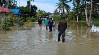 Jalan dan rumah warga tergenang banjir Bonegunu Kab. Buton Utara