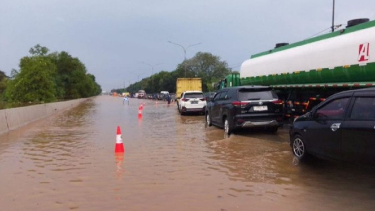 Jalan Tol Tangerang Jakarta KM 24 Banjir