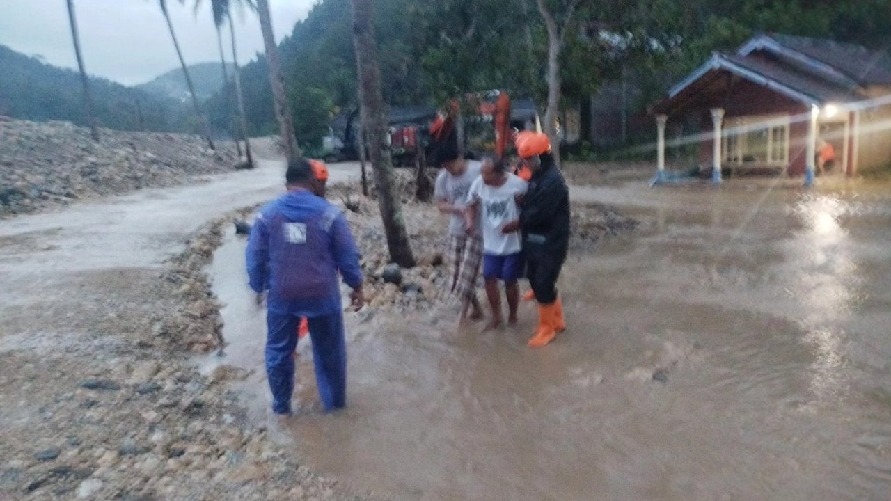 Evakuasi korban banjir Kali Temon Trenggalek