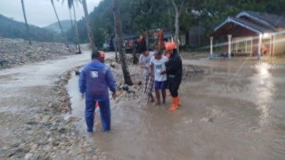 Evakuasi korban banjir Kali Temon Trenggalek